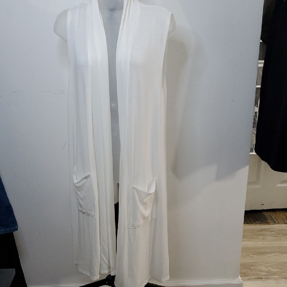 Sweaters - NWT Olivia Blu White Sleeveless Cardigan